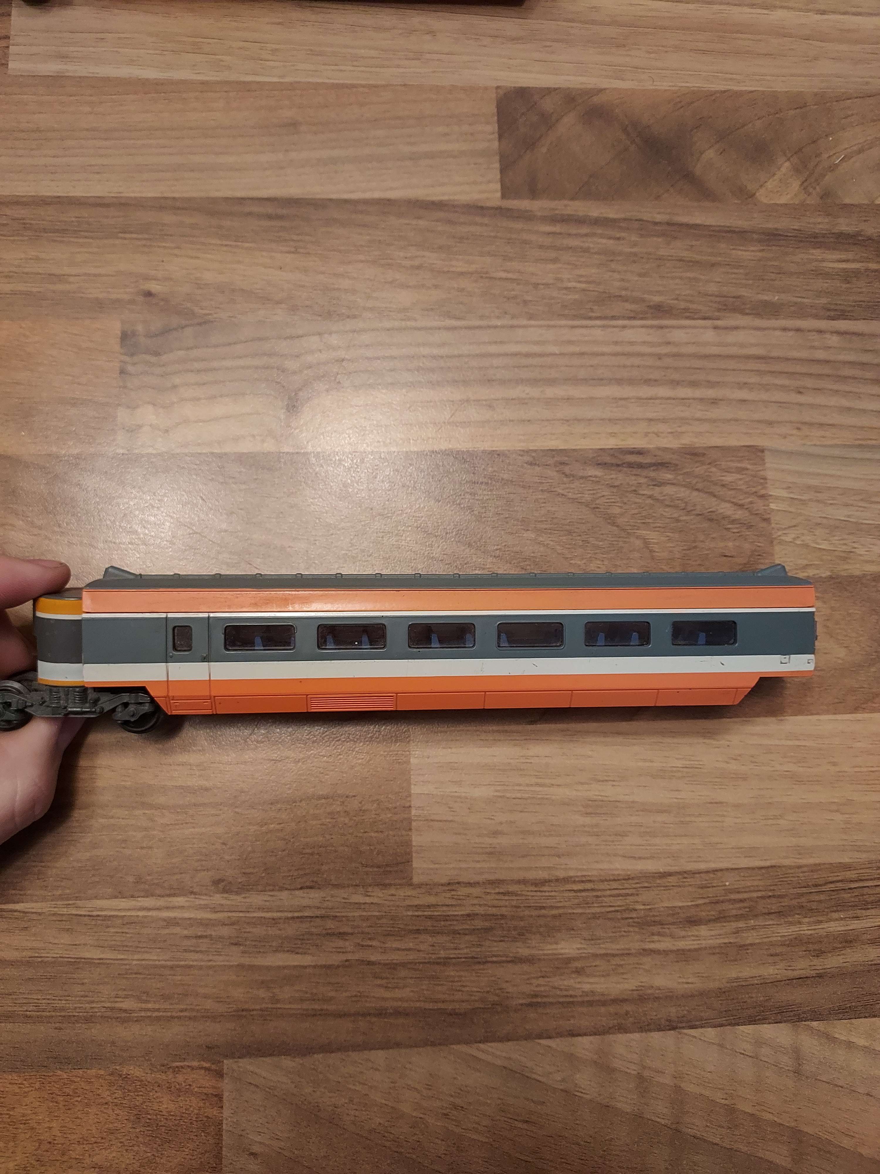 Jouef voiture intermediaire de tgv sud est HO avec bogie 