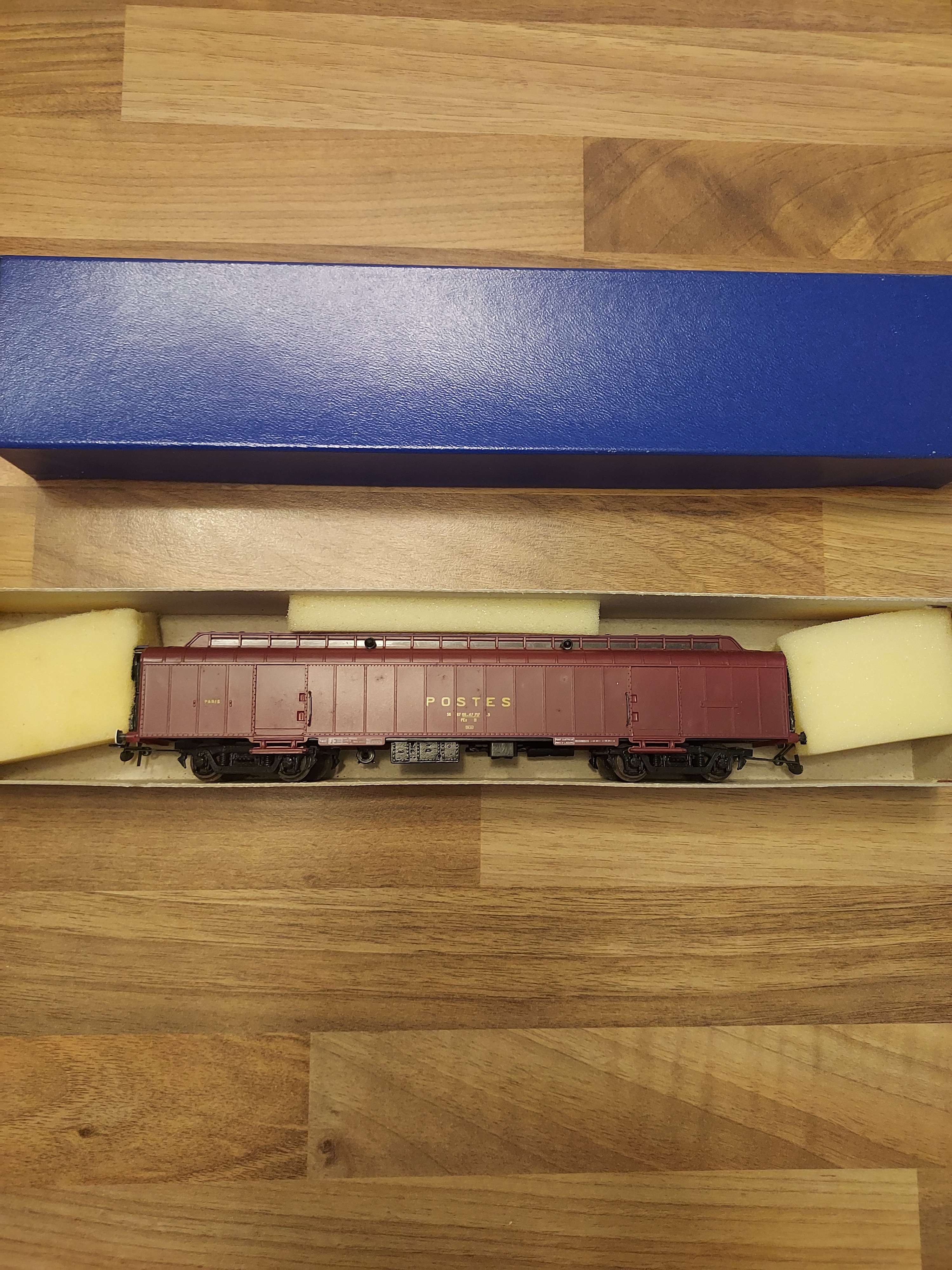 FRANCE TRAIN VOITURE ALLEGE POSTALE PEZ  EN BOITE  HO REF 407 