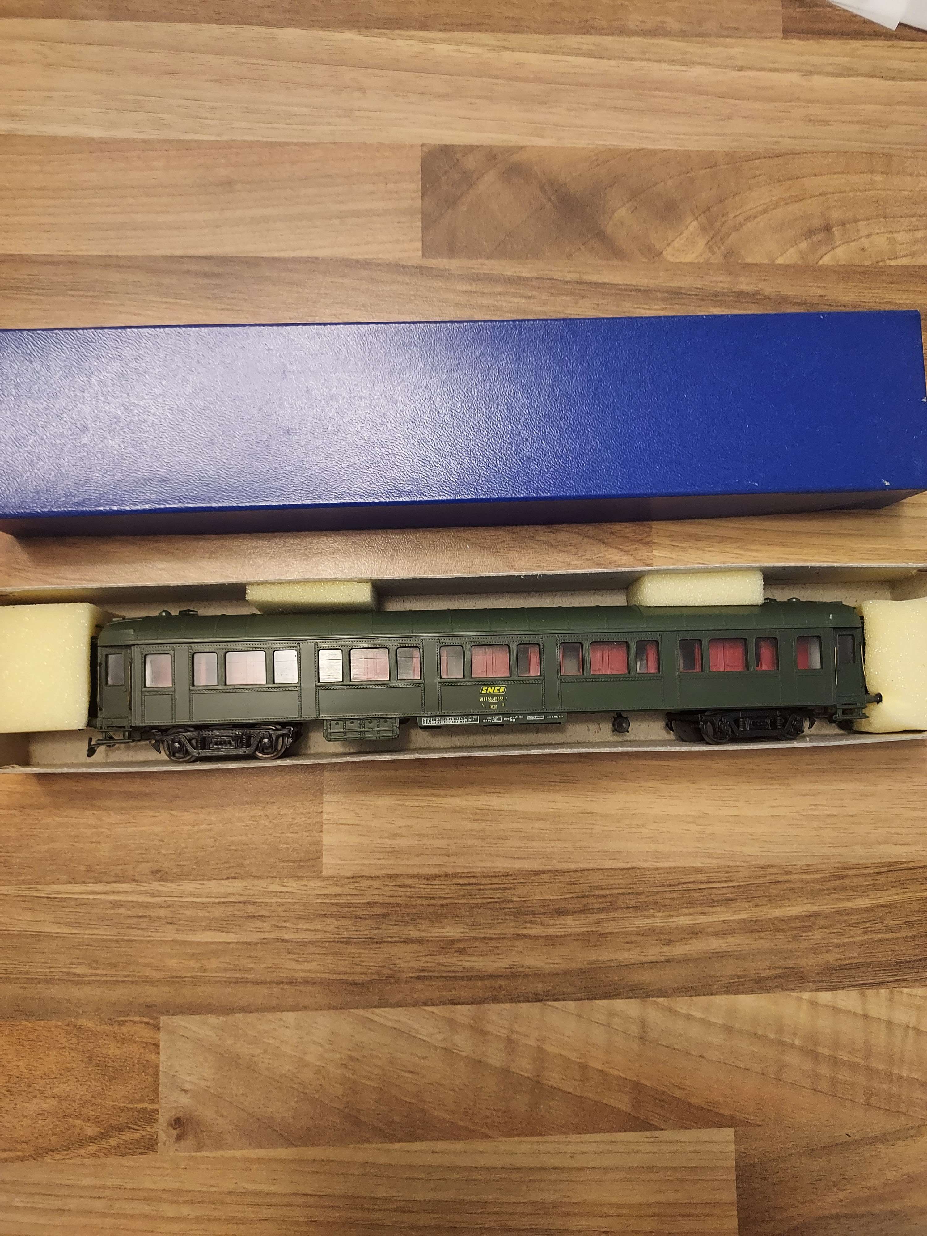 FRANCE TRAINS HO 273. VOITURE OCEM A RIVETS TYPE S DU PARC DE SERVICE DE LA SNCF