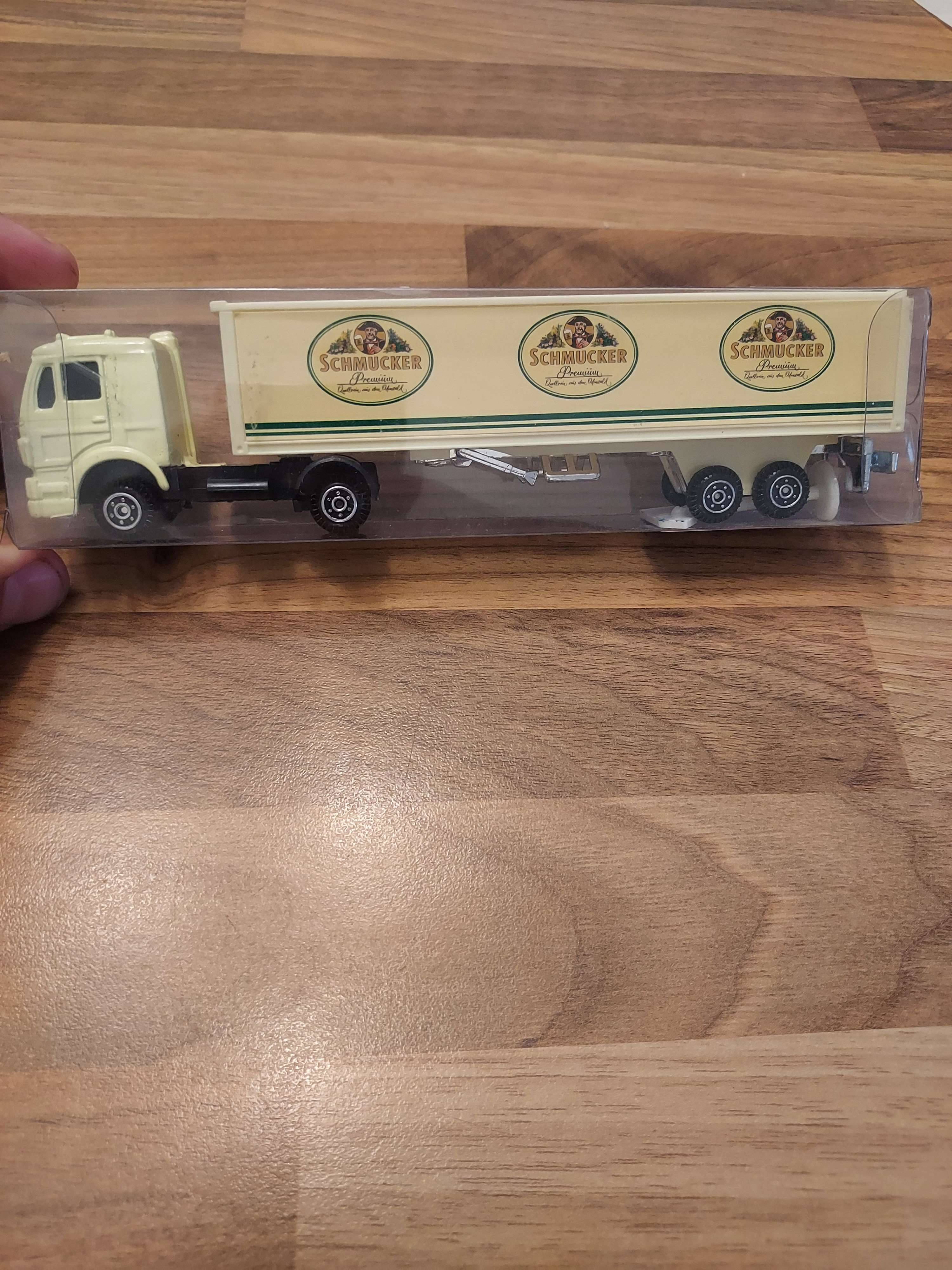 Camion avec remorque 1/87 