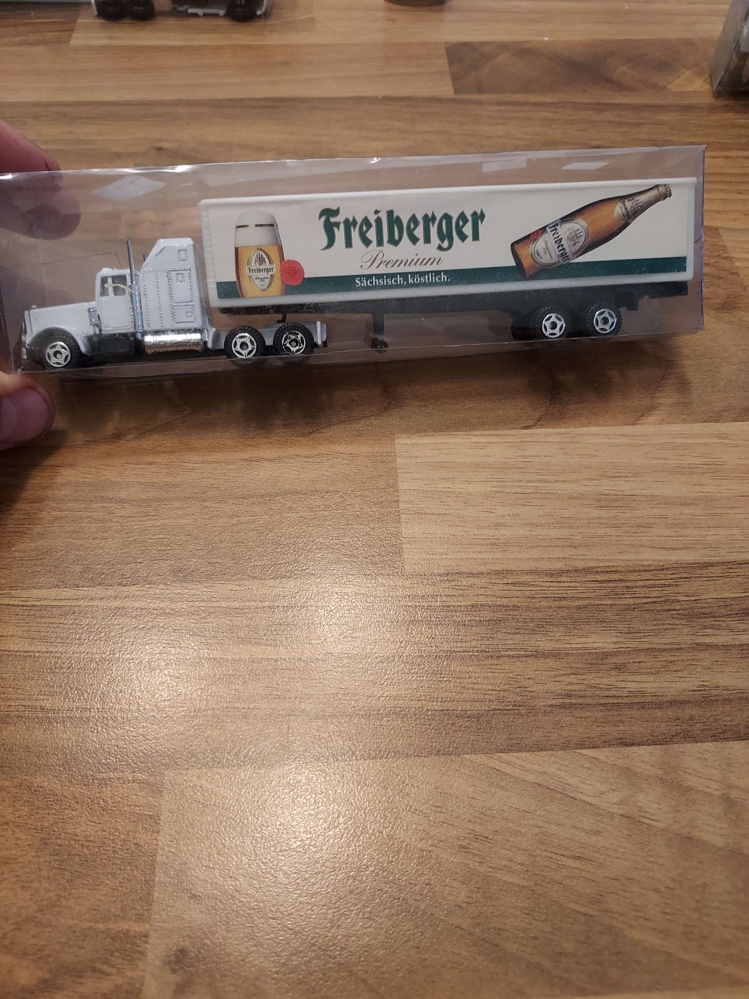 Camion avec remorque 1/87 