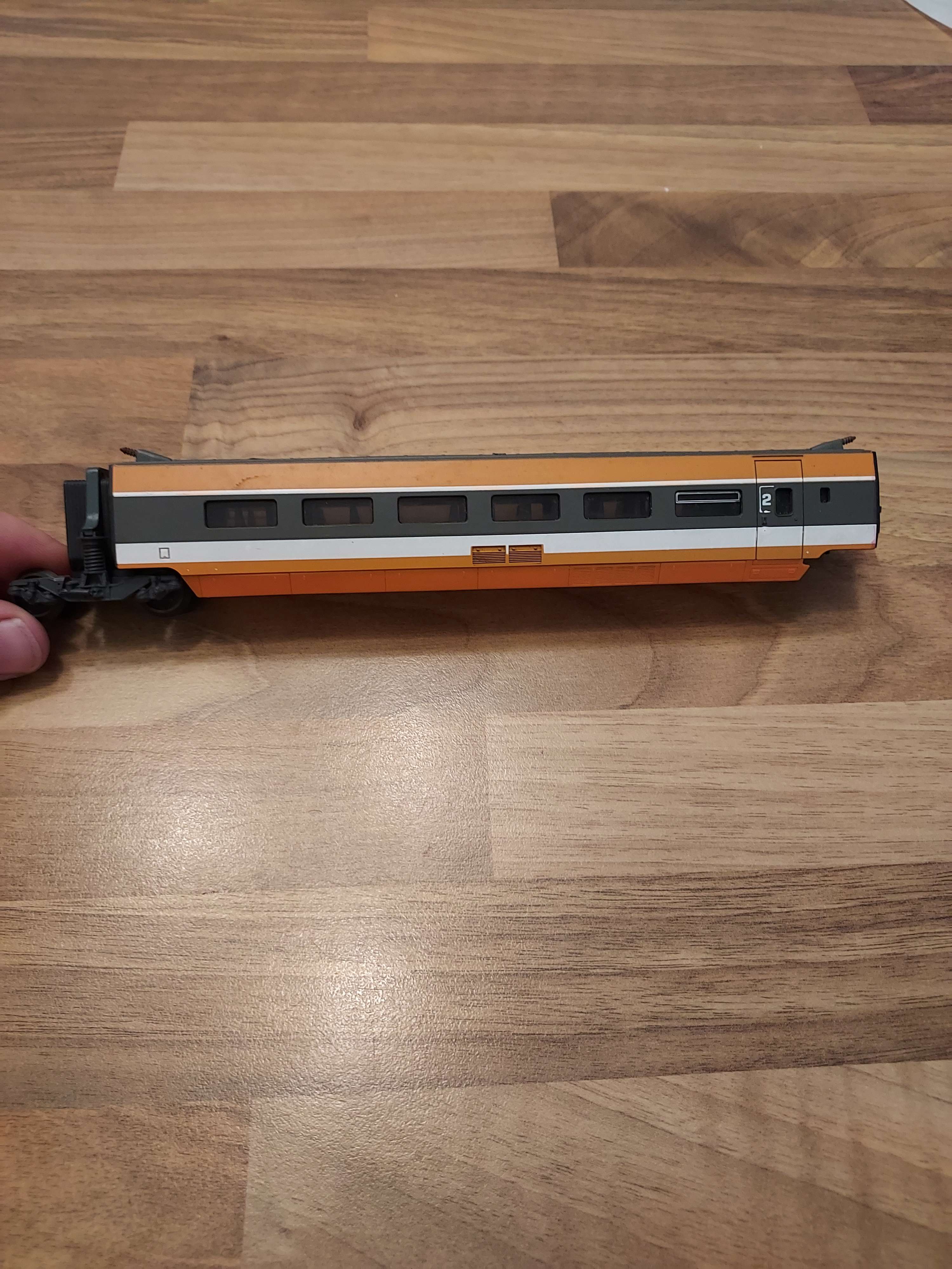 Lima voiture intermediaire tgv sud est avec bogie HO ref 93
