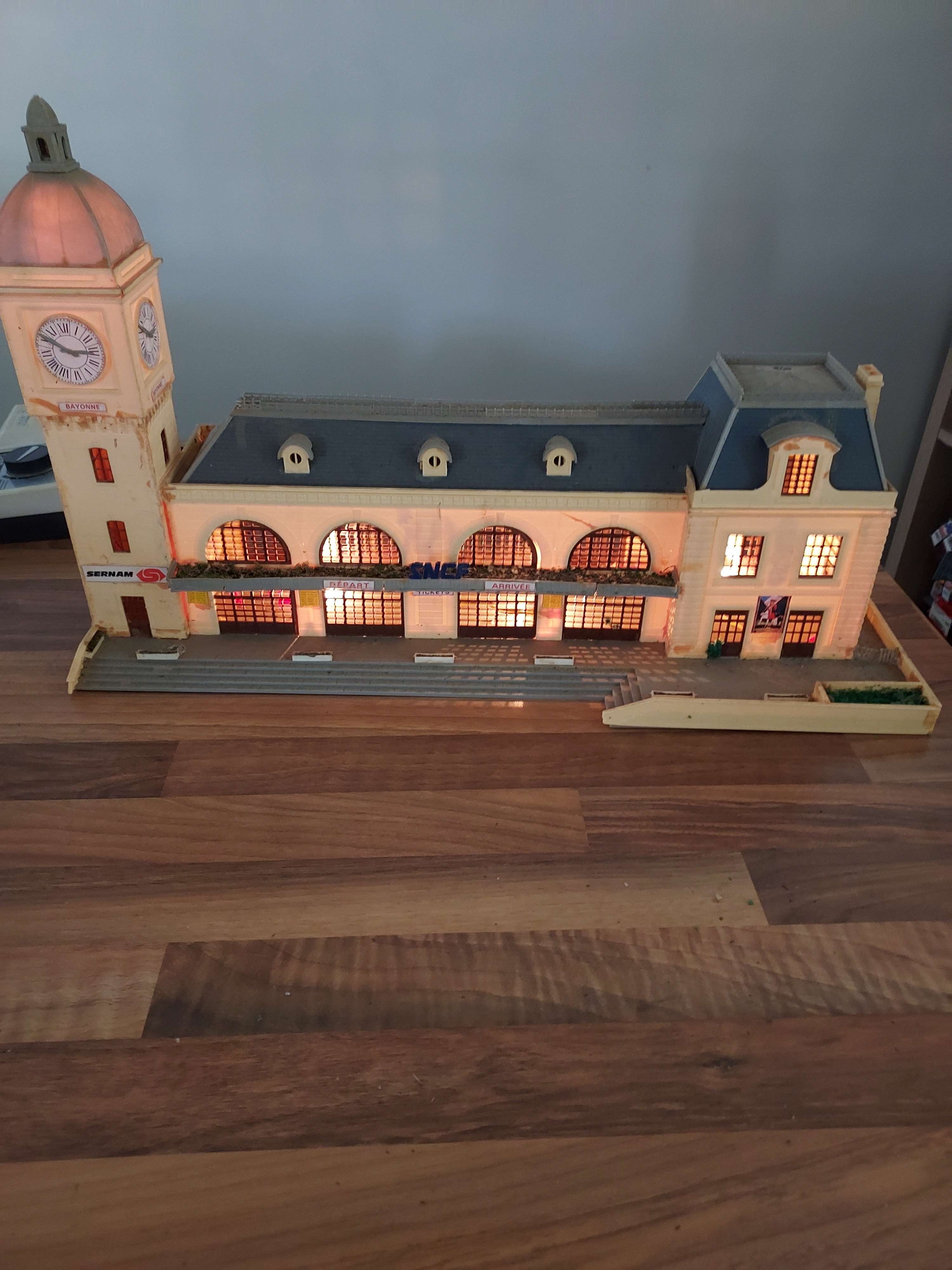 Jouef grand gare avec &eacute;clairage Ho ref  92