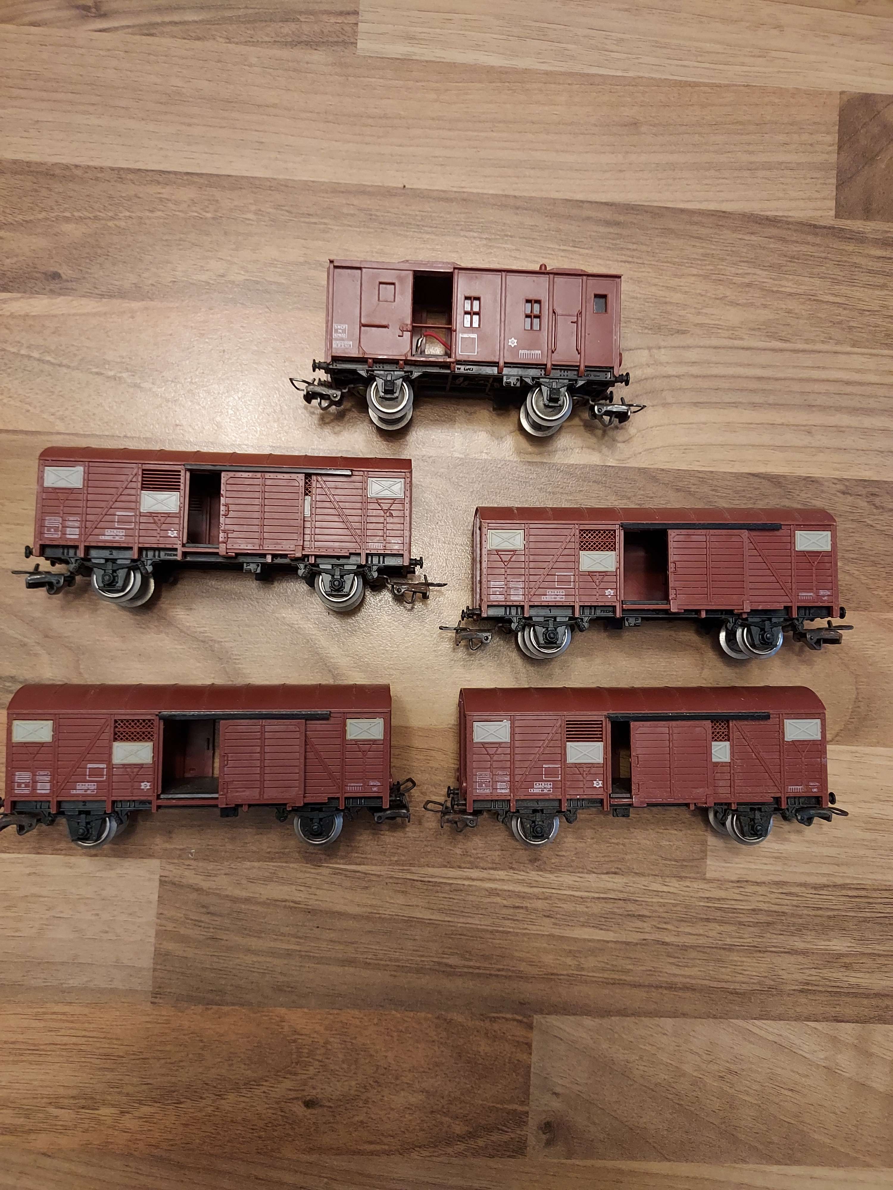 Jouef lot de 4 wagons couvert et un wagon fin de convoi HO ref 45 et 46 et 47 et 48