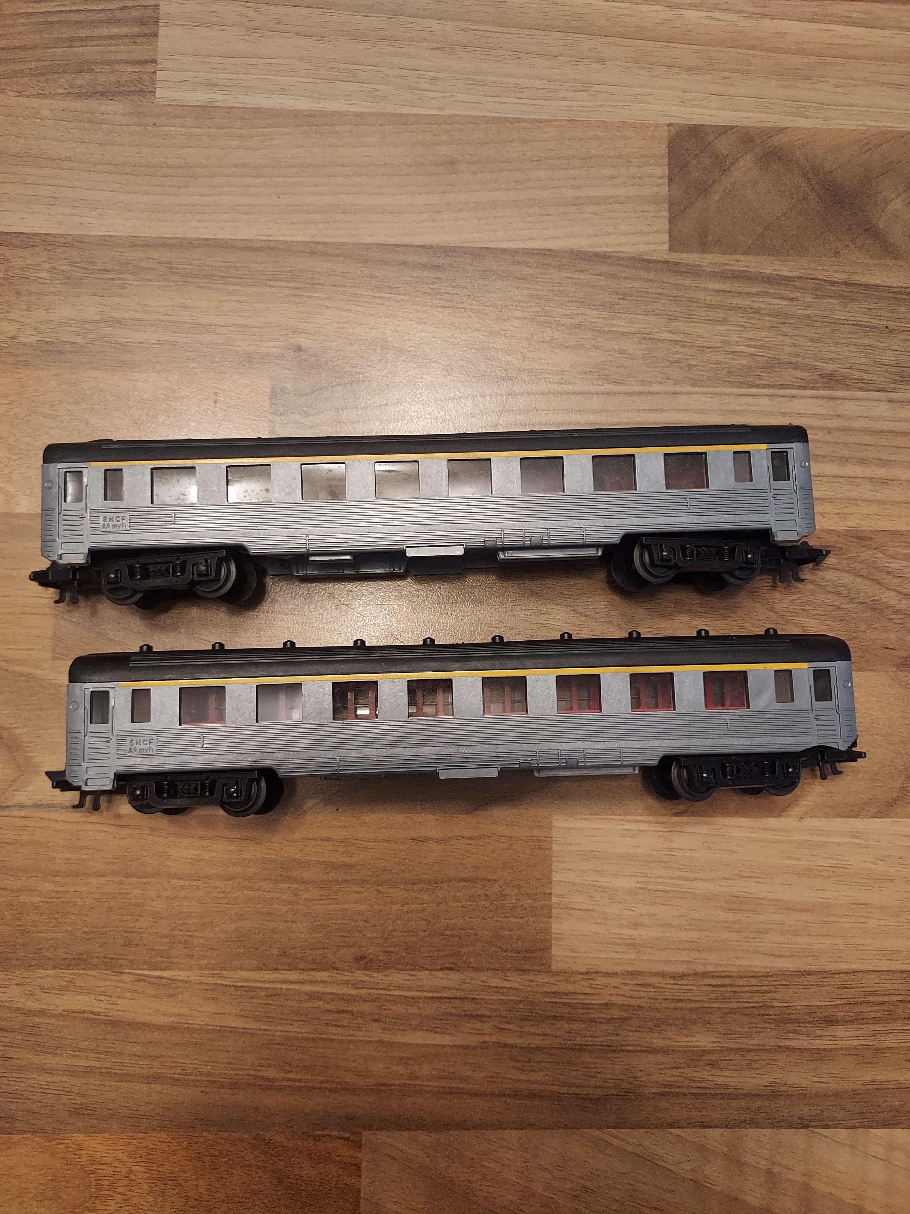 Jouef lot de 2 wagons voyageur HO ref 84 et 85 