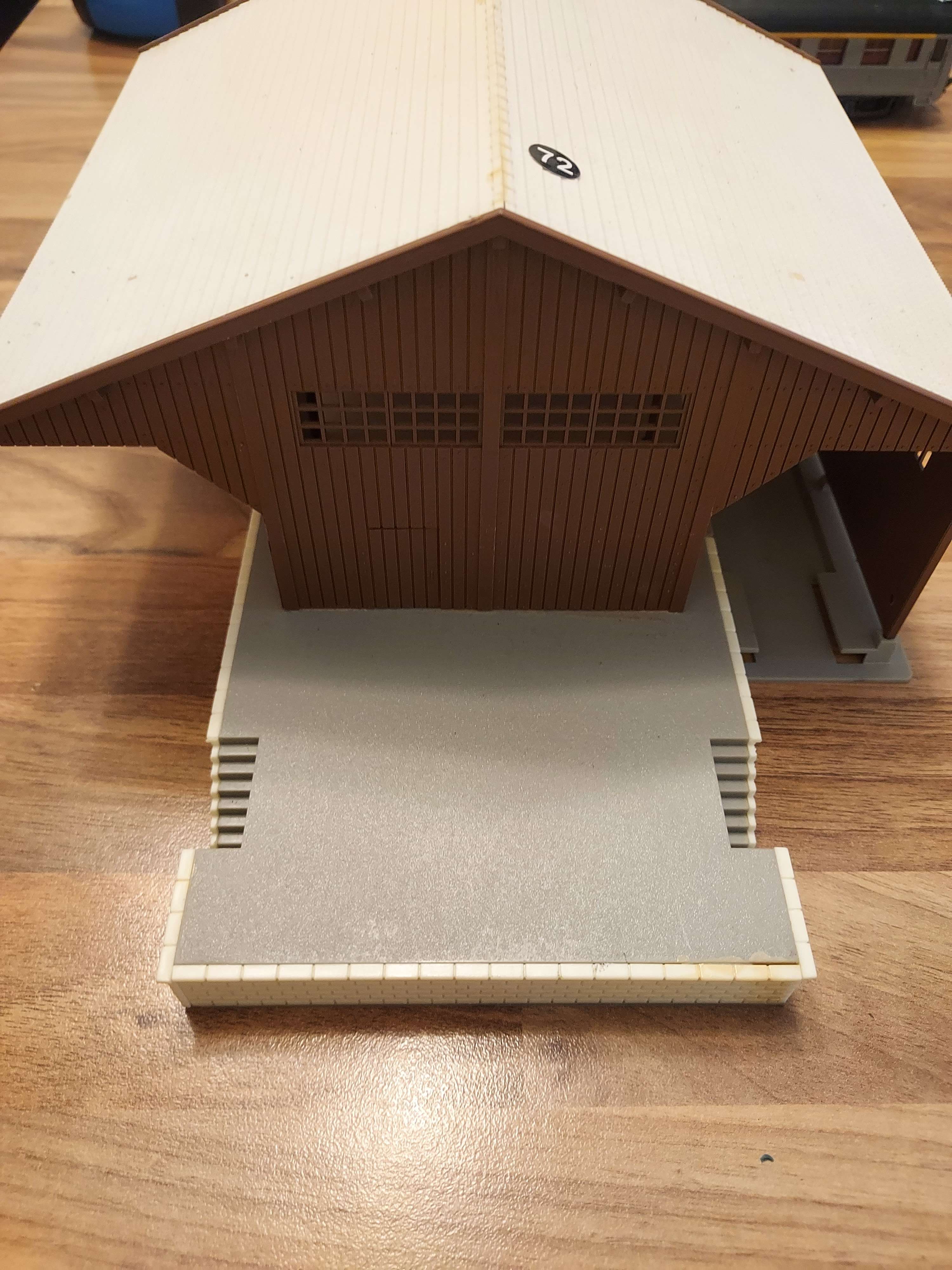 JOUEF  HO GRAND HANGAR DE VOIE AVEC PASSAGE INTERNE Ref 72