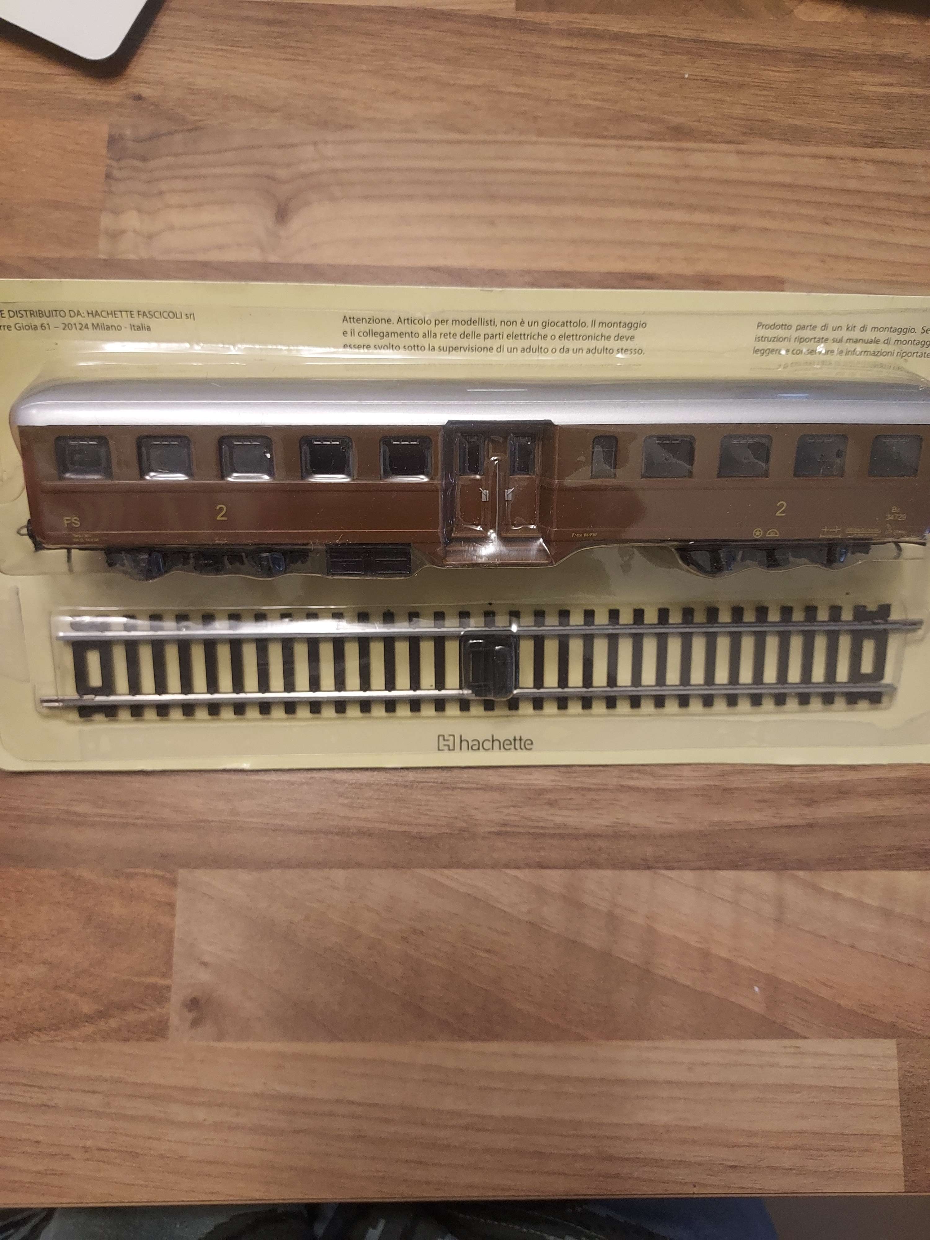 HO : Wagon 2eme classe avec un rail droit collection hachette sous blister neuf
