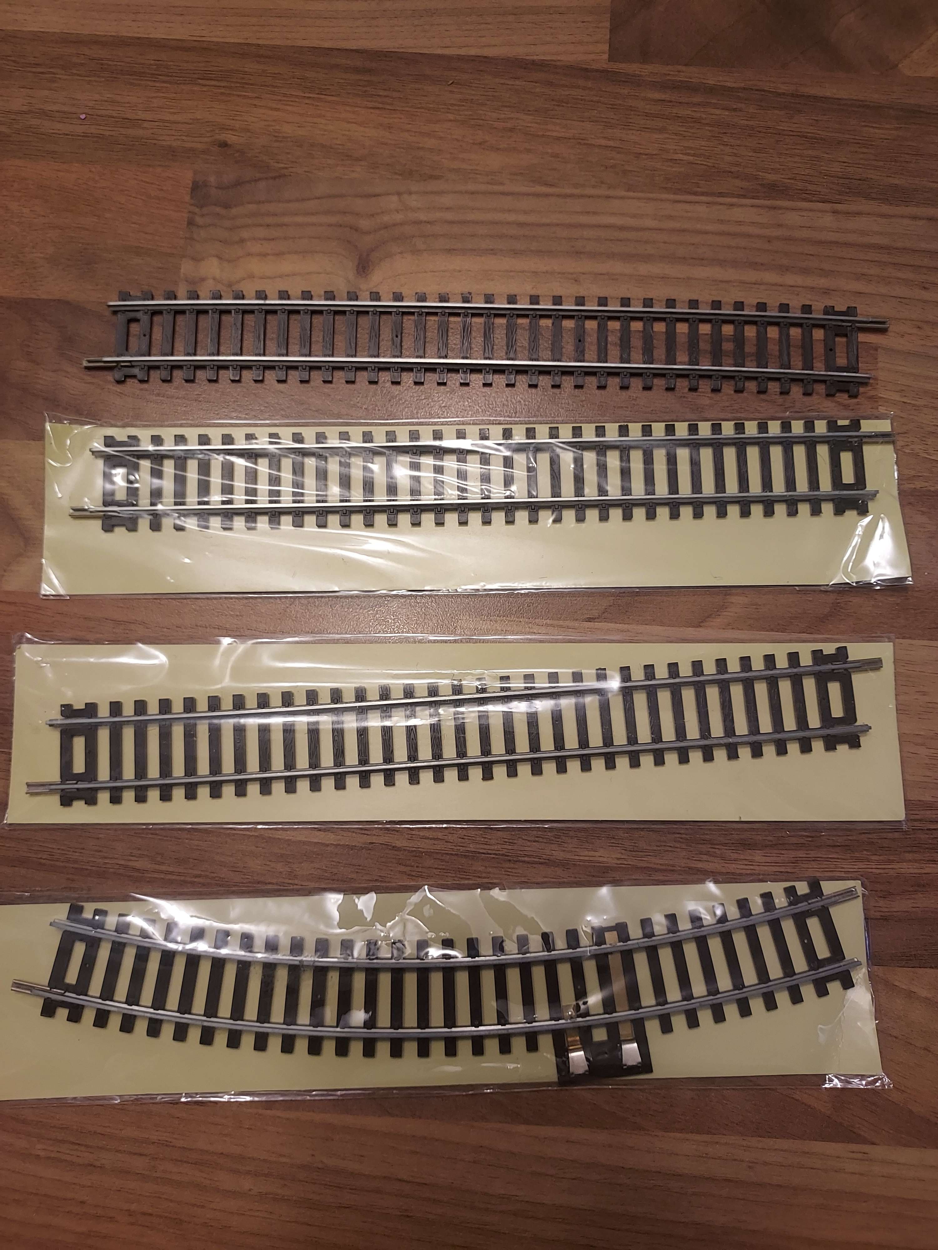 1 rail courbe d'alimentation et 3 rails droits HO de la marque Hachette 