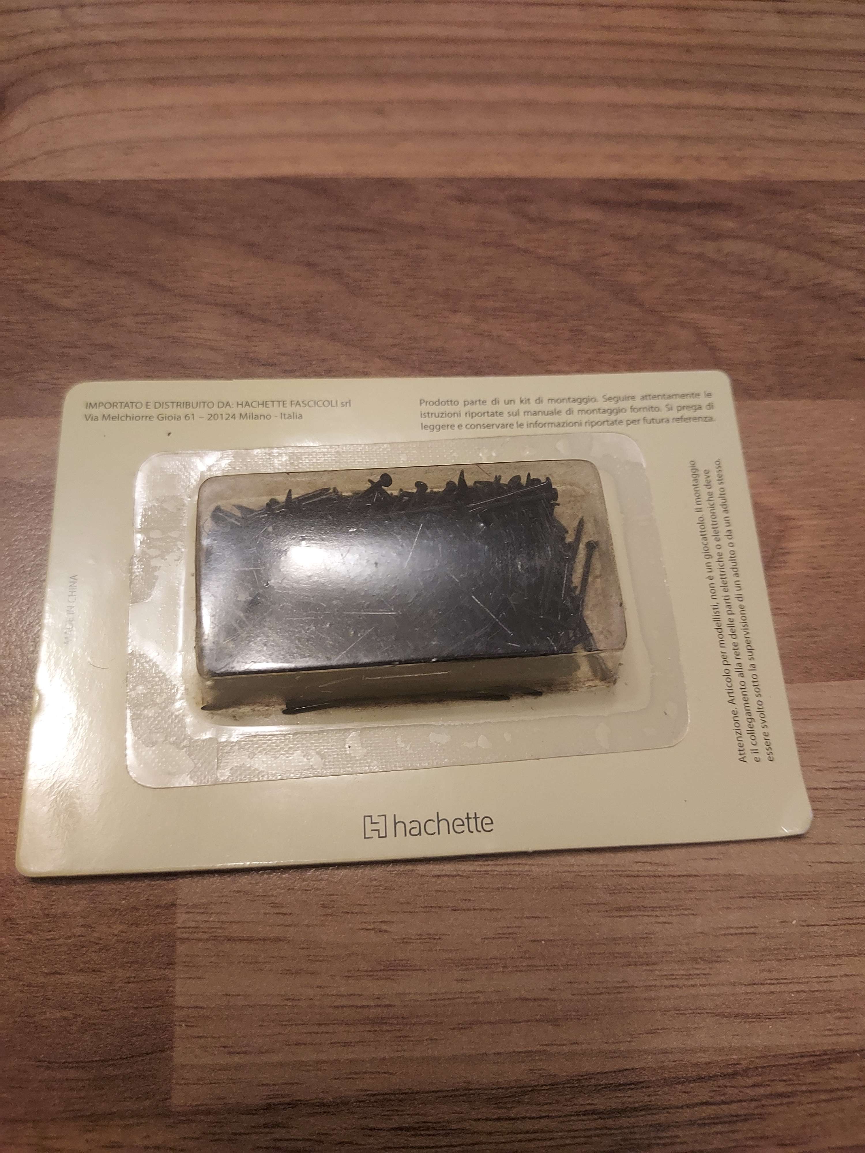 Bo&icirc;te de clous pour fixation de rails marque Hachette Ho