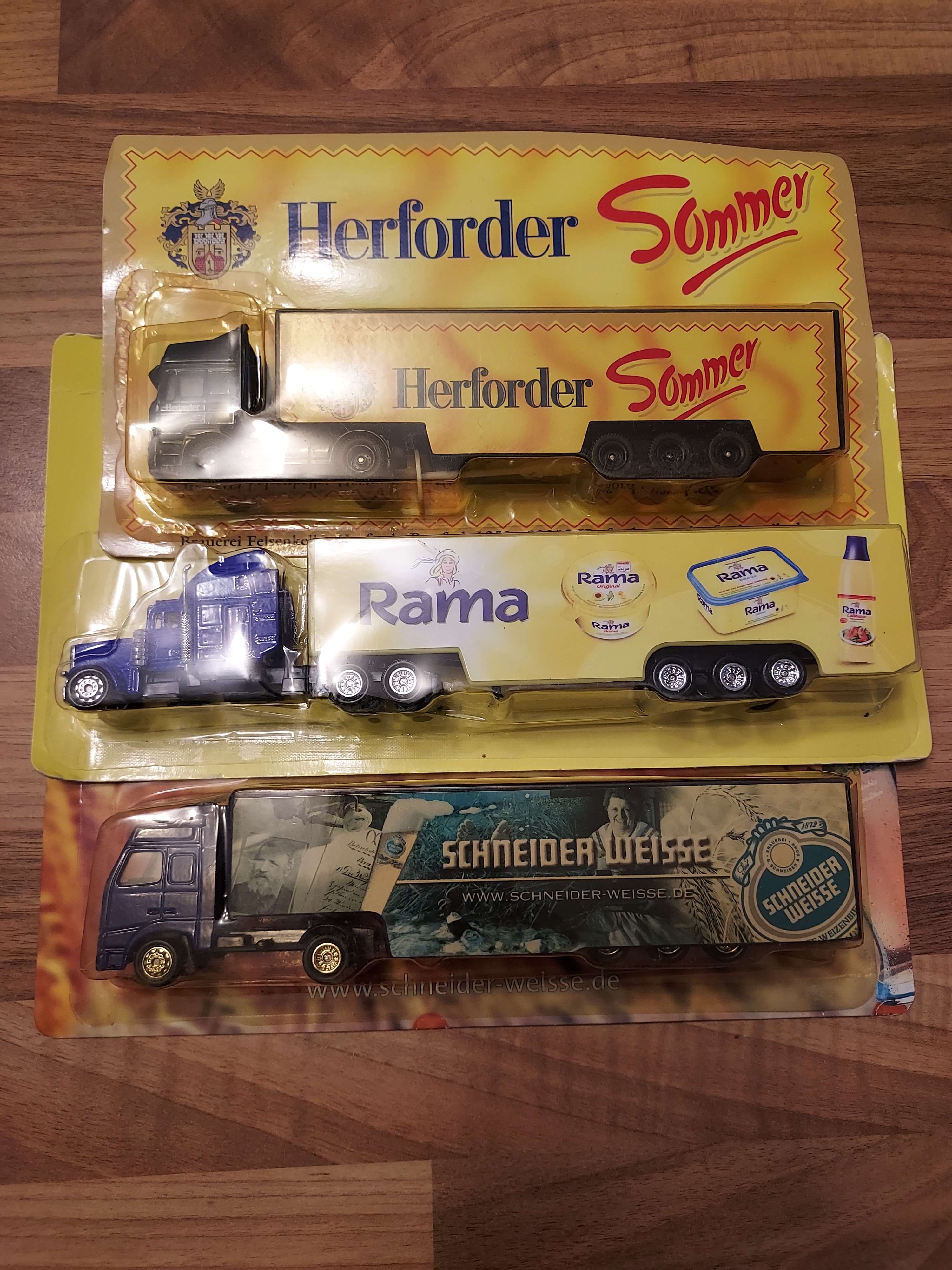 Lot de 3 Camions avec remorques 1/87