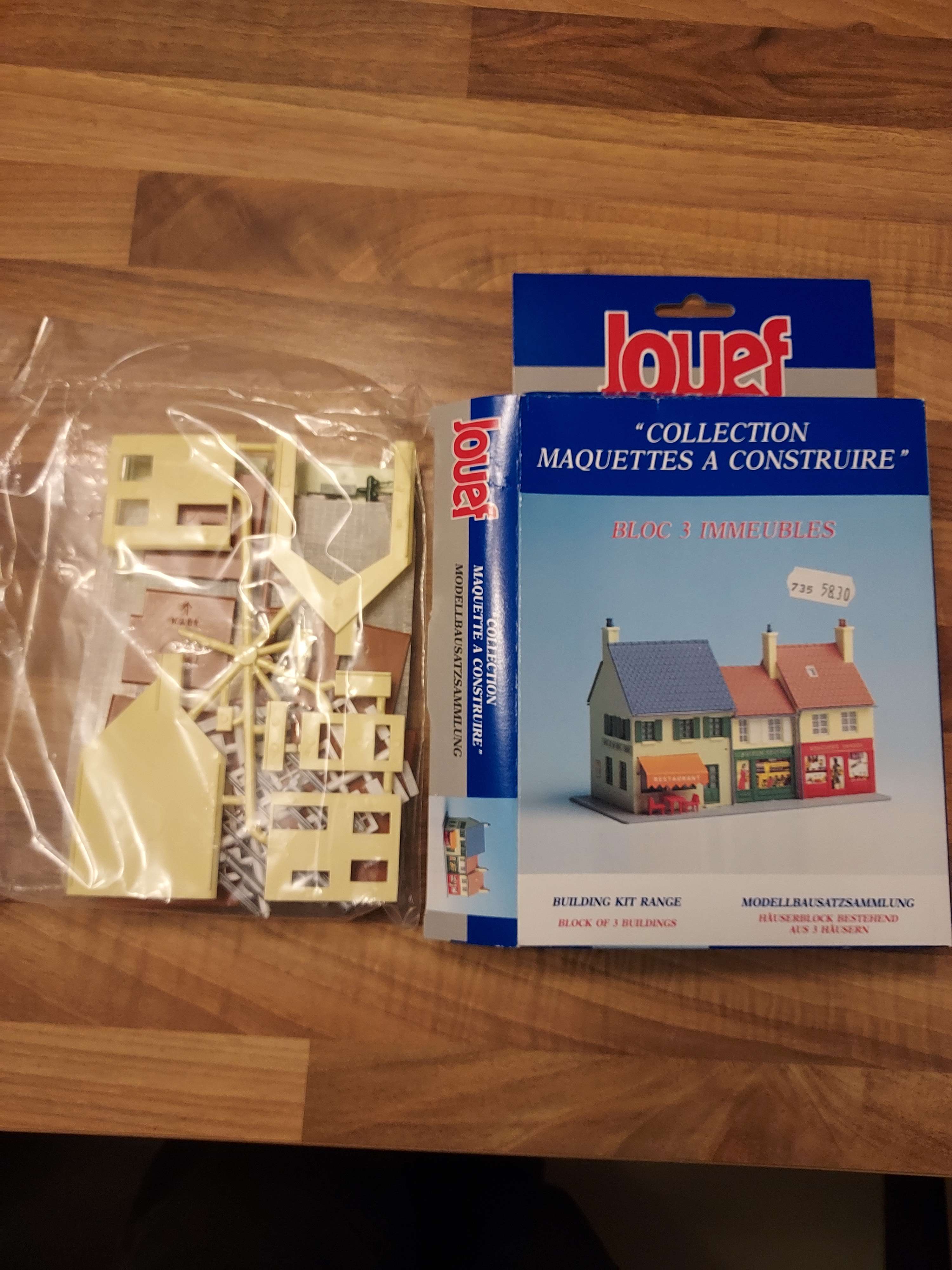 Maquette Ho 1/87 JOUEF R&eacute;f. 198100 Bloc de 3 immeubles &agrave; monter neuf 