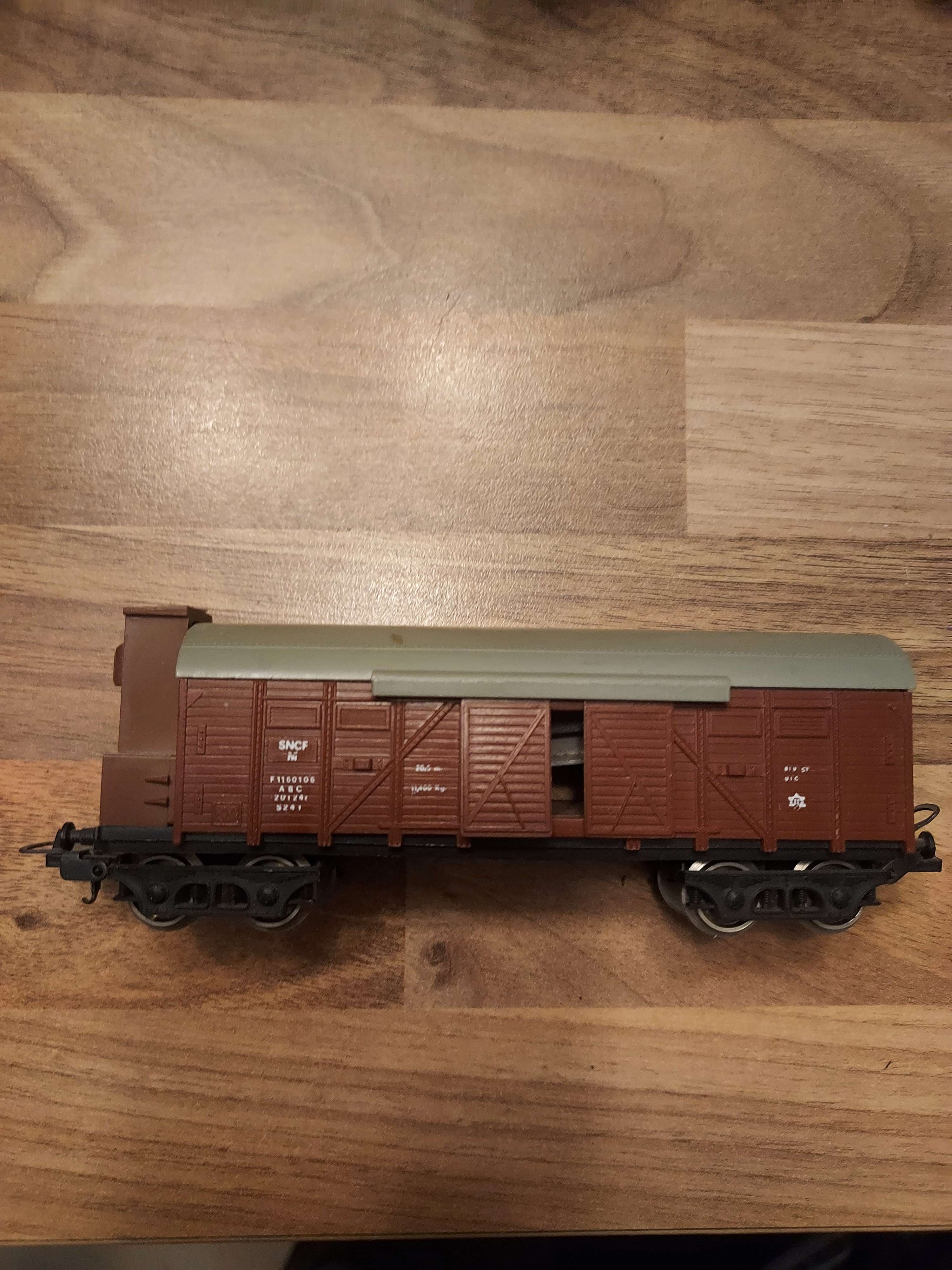 Lima wagon couvert &agrave; gu&eacute;rite de la SNCF &agrave; l'&eacute;chelle HO ref 2 avec feux de fin