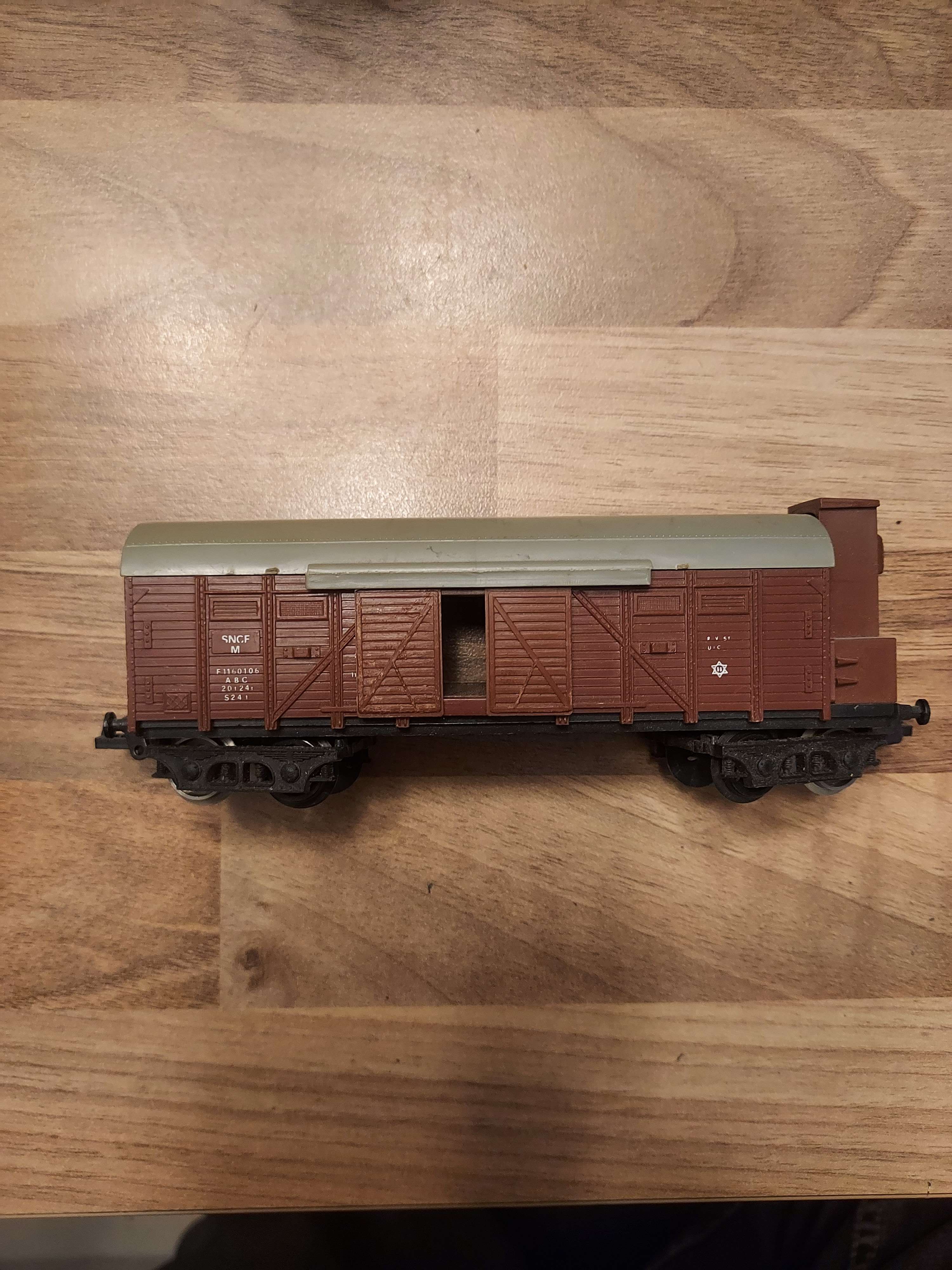 Lima wagon couvert &agrave; gu&eacute;rite de la SNCF &agrave; l'&eacute;chelle HO ref 3