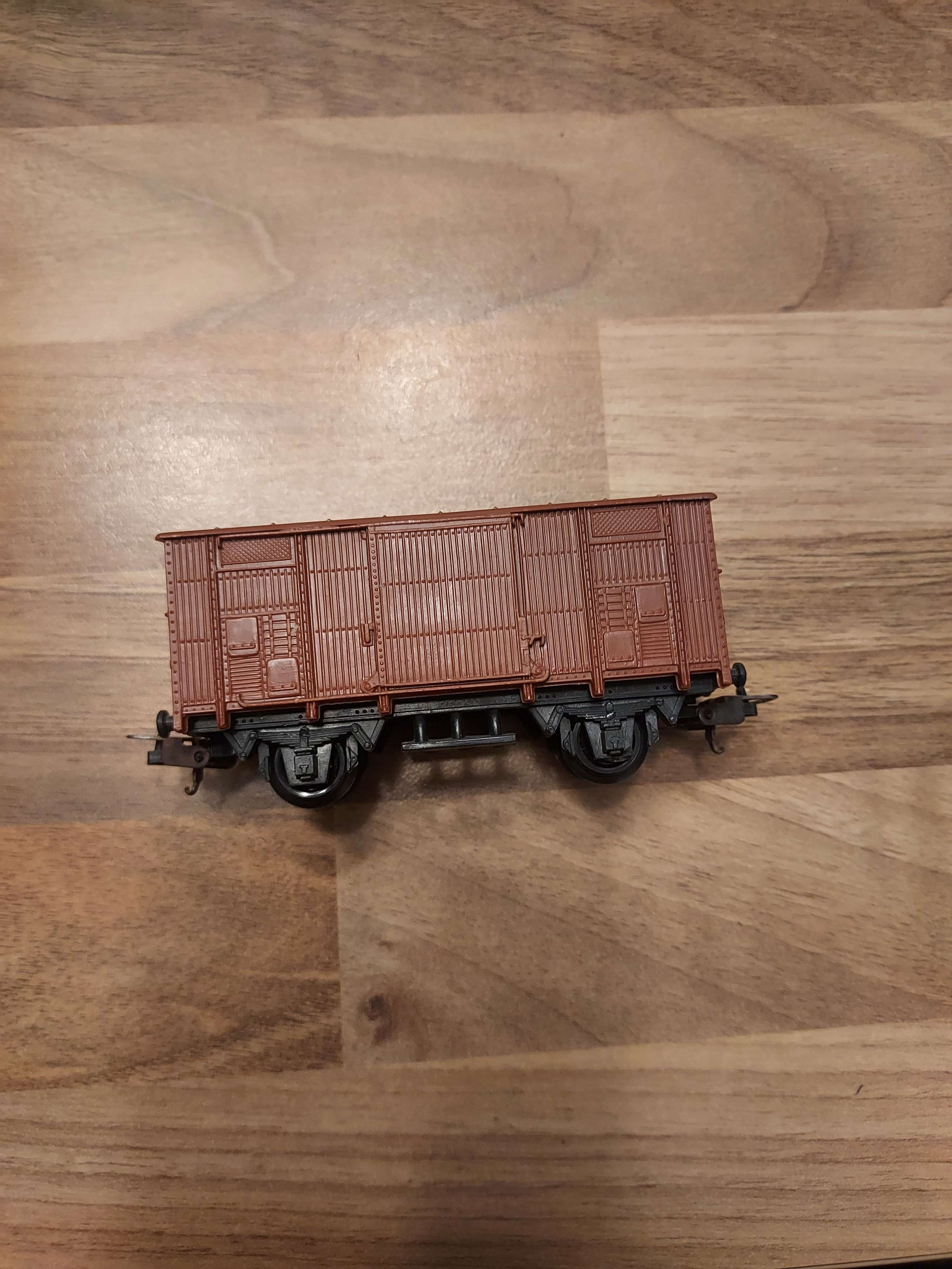Lima wagon couvert &agrave; double essieux HO ref 8 