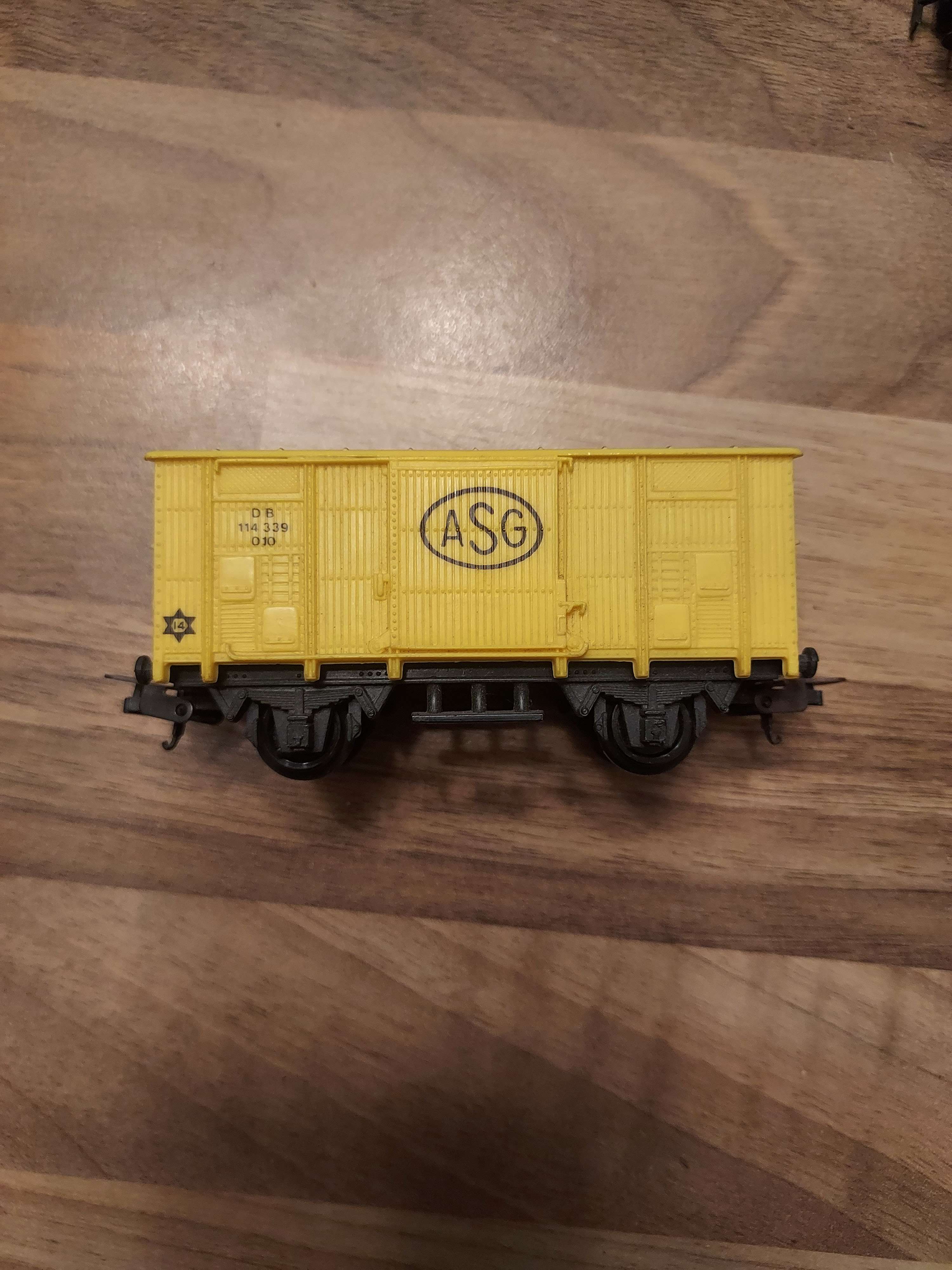 Lima wagon couvert &agrave; double essieux asg HO ref 9 
