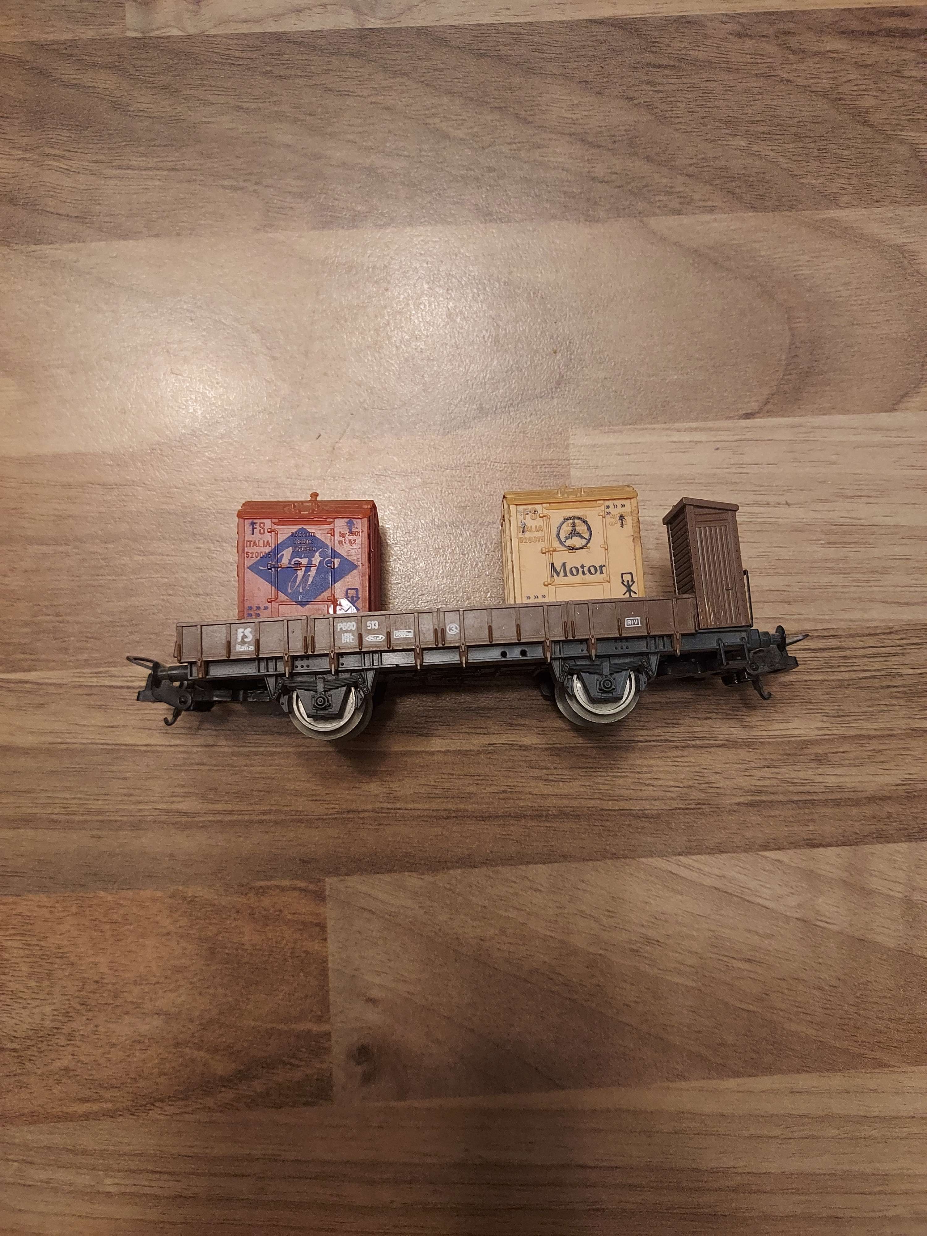 Lima wagon couvert &agrave; gu&eacute;rite HO avec 2 petit conteneur ref 13